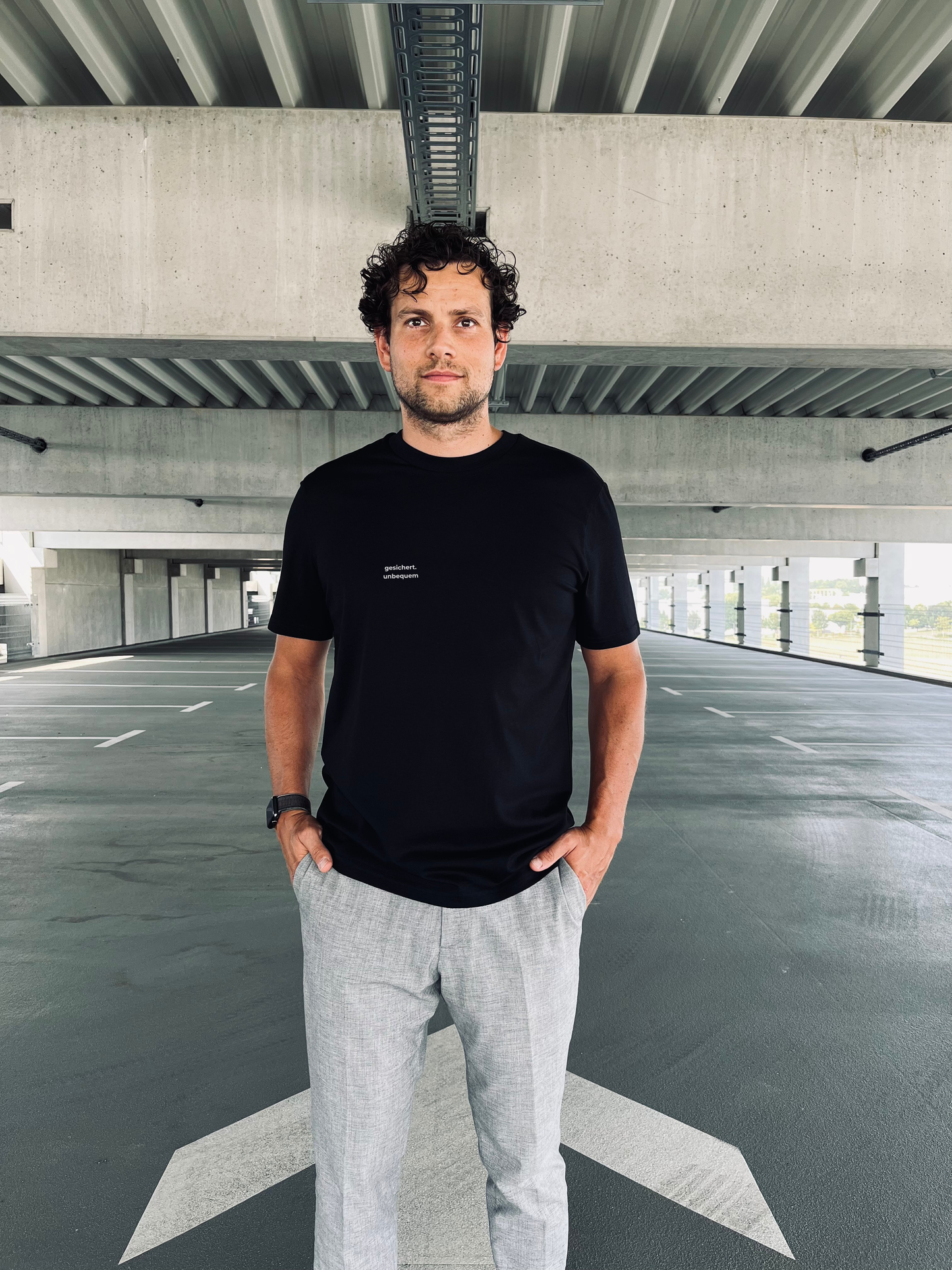 Ausgefallenes schwarzes T-Shirt | Statement Clothing | Gesichert.unbeqeum