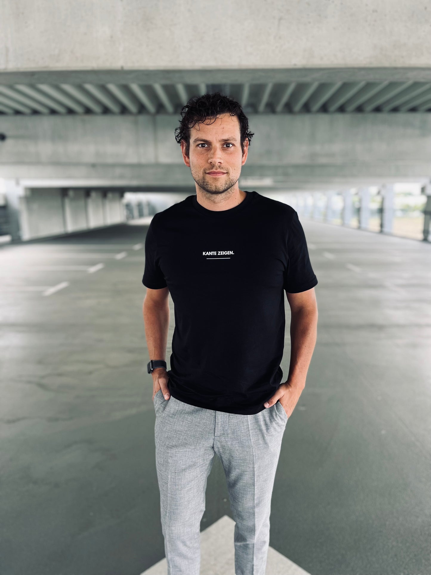 Ausgefallenes schwarzes T-Shirt | Statement Clothing | Kante zeigen