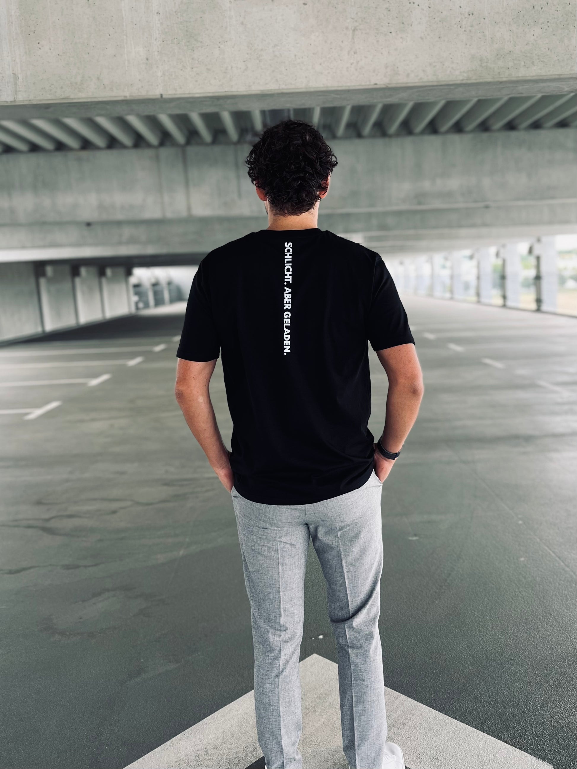 Ausgefallenes schwarzes T-Shirt | Statement Clothing | Schlicht. Aber geladen. 