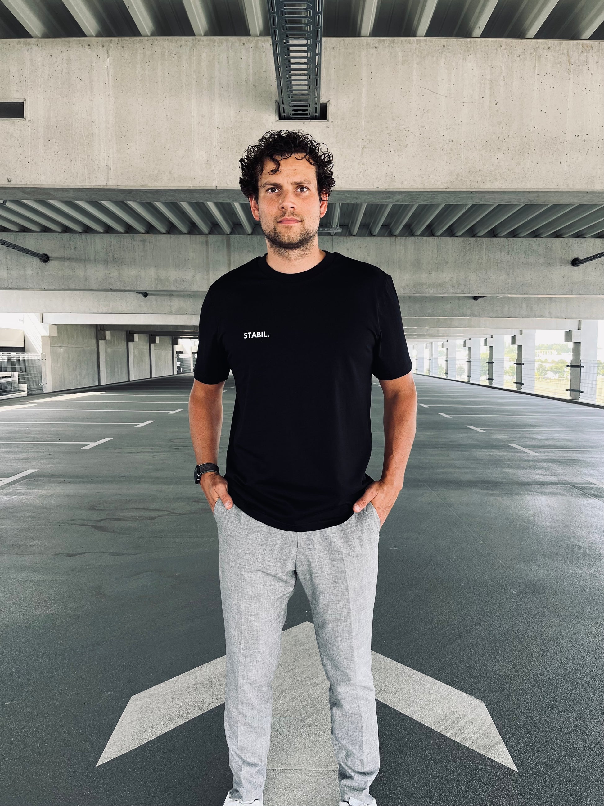 Ausgefallenes schwarzes T-Shirt | Statement Clothing | Stabil.