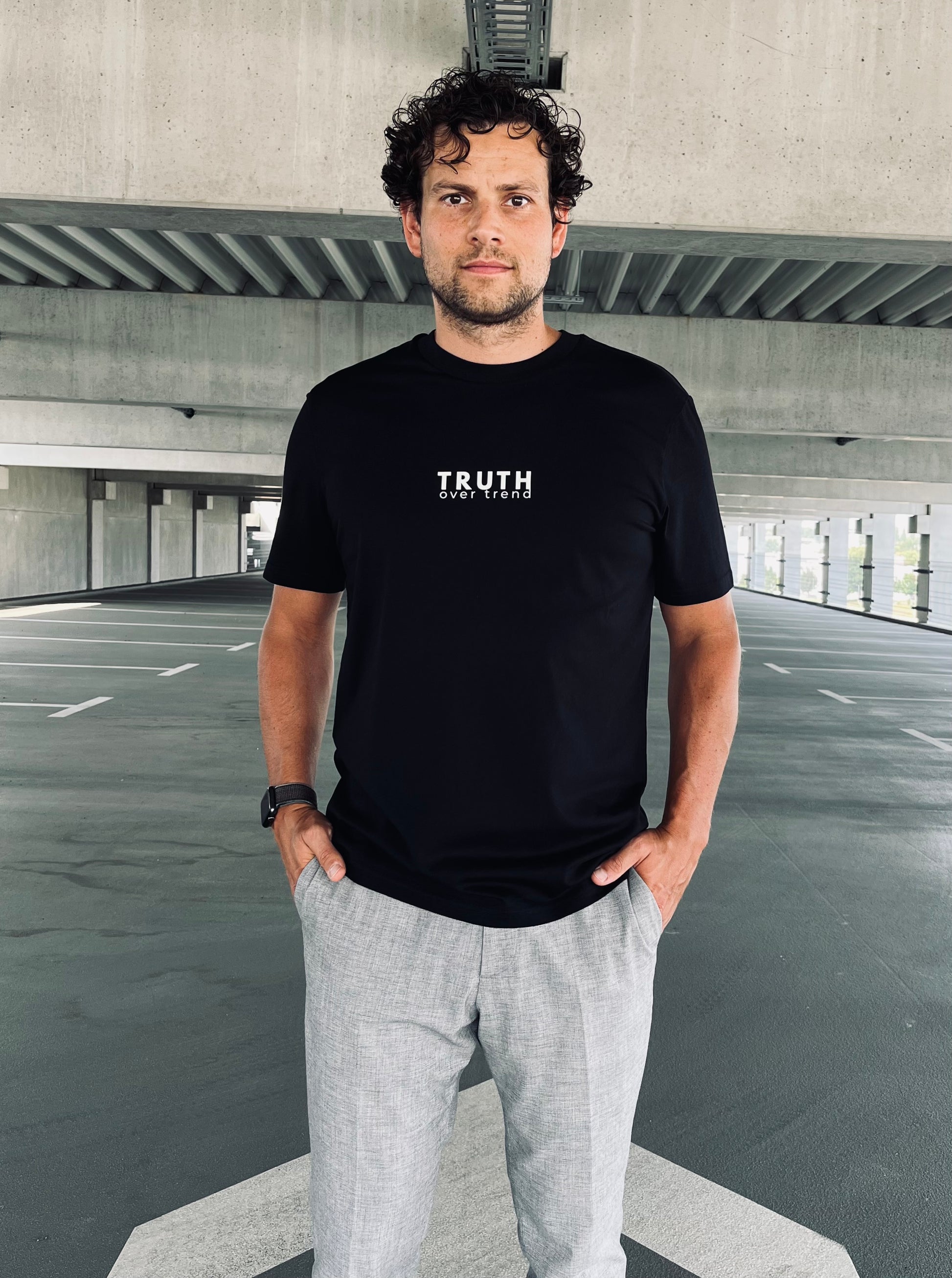 Ausgefallenes schwarzes T-Shirt | Statement Clothing | Truth over Trend