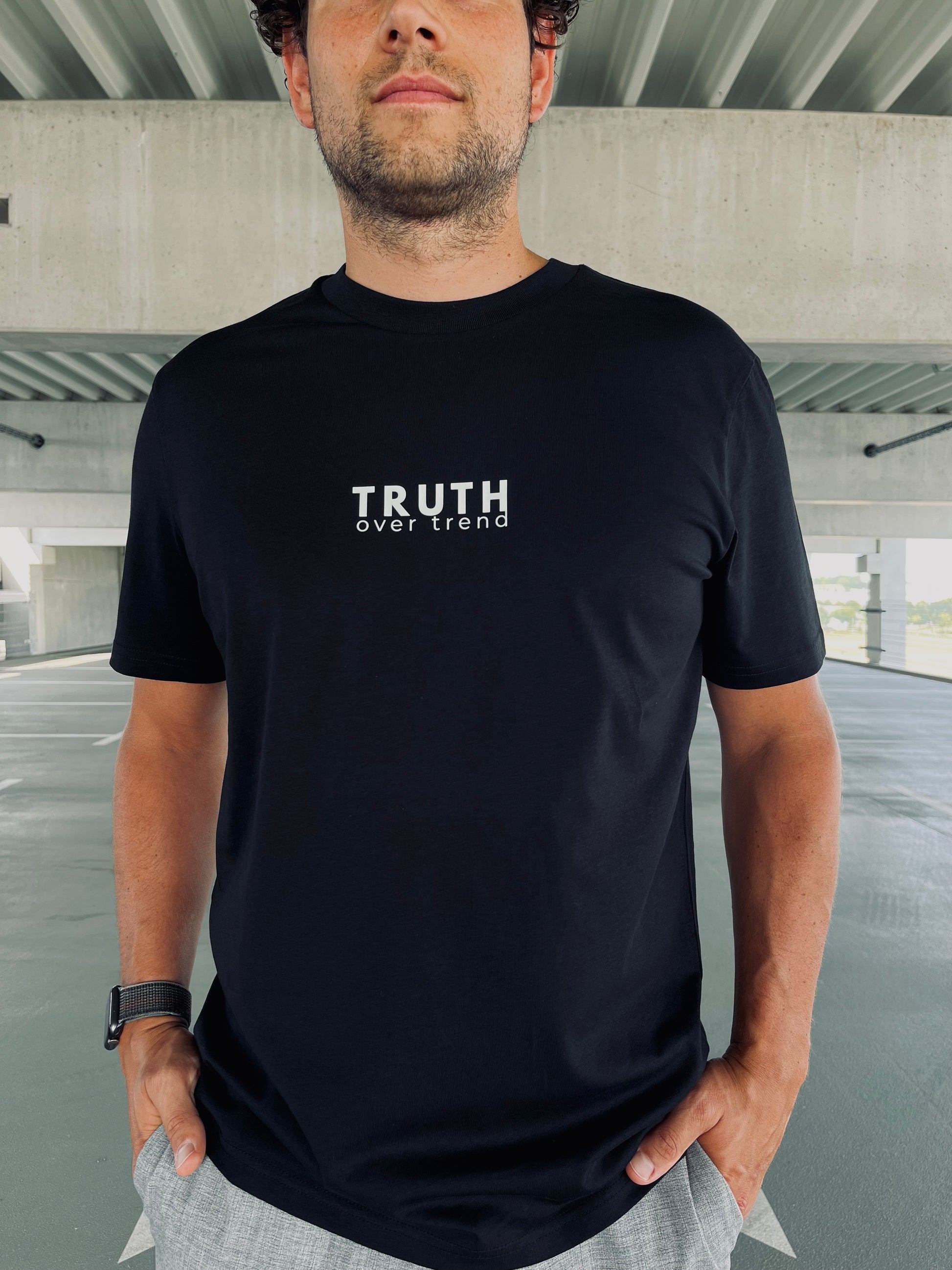Ausgefallenes schwarzes T-Shirt | Statement Clothing | Truth over Trend