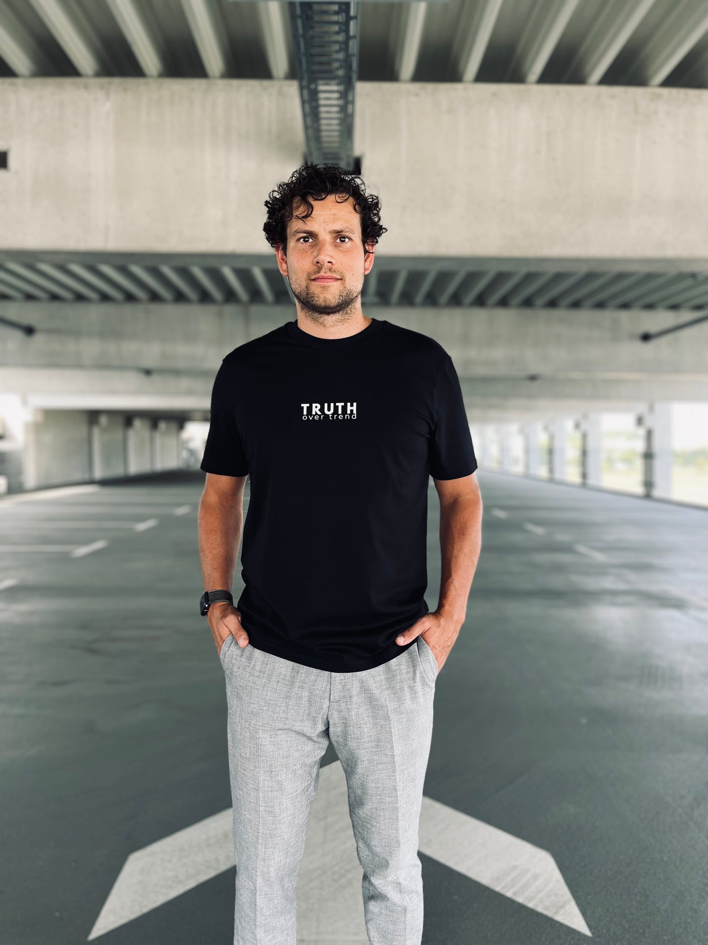 Ausgefallenes schwarzes T-Shirt | Statement Clothing | Truth over Trend