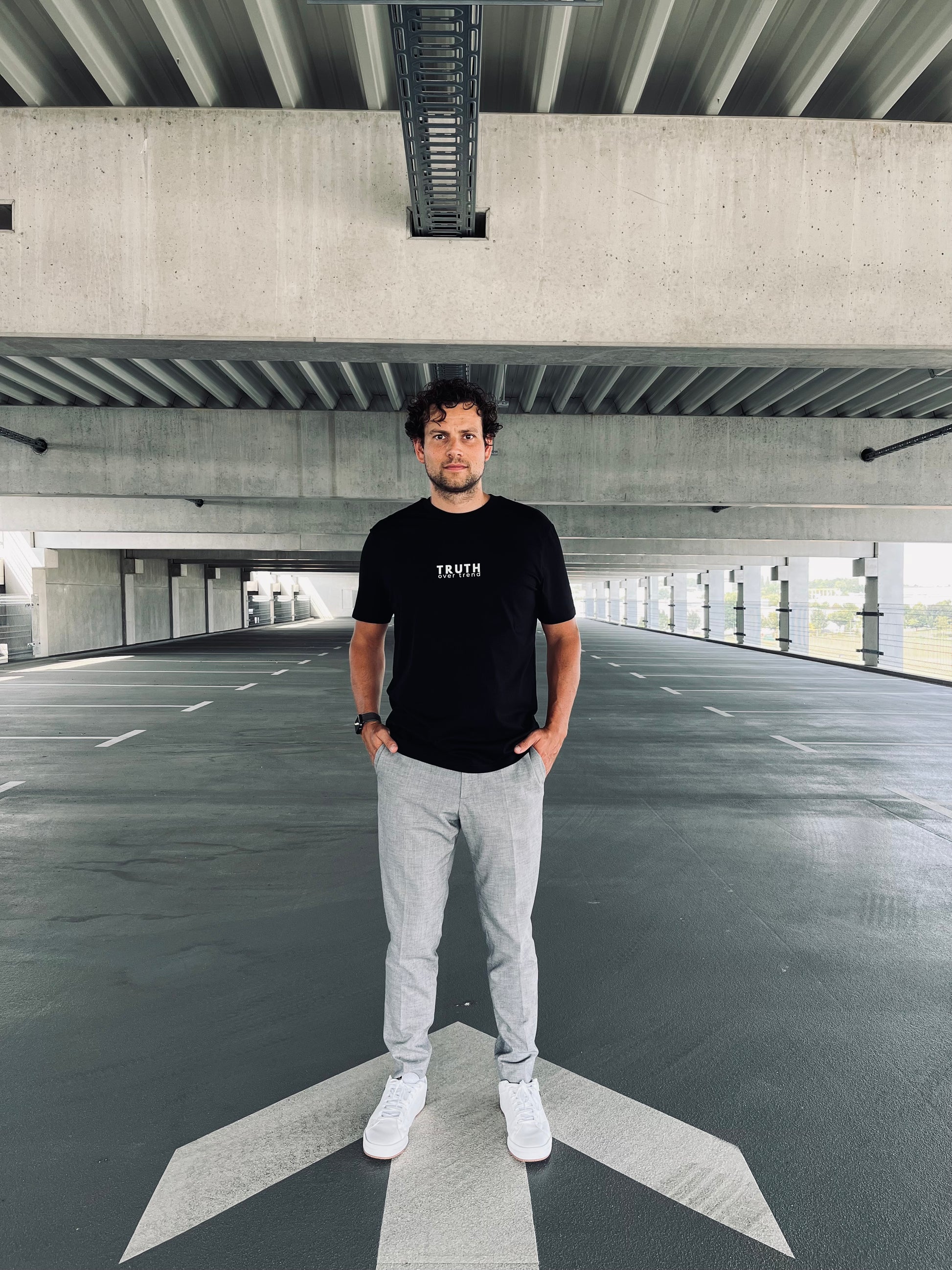 Ausgefallenes schwarzes T-Shirt | Statement Clothing | Truth over Trend