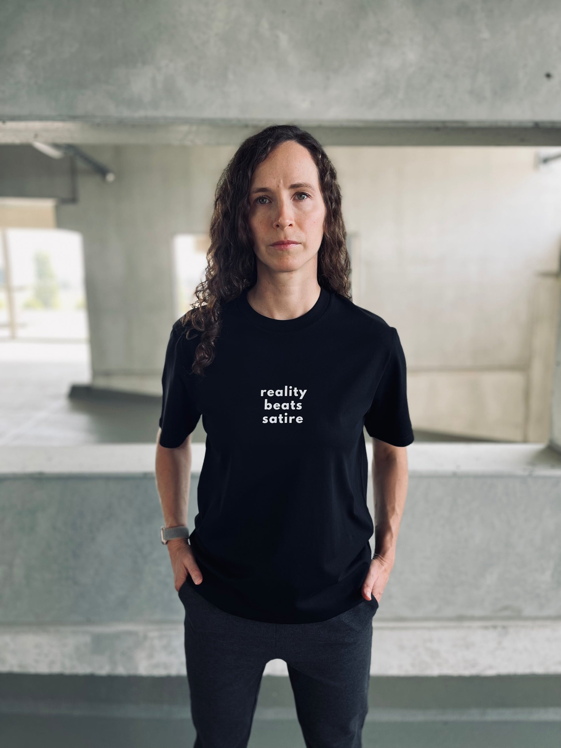 Ausgefallenes schwarzes T-Shirt | Statement Clothing | reality beats satire