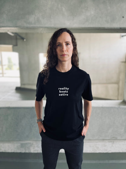 Ausgefallenes schwarzes T-Shirt | Statement Clothing | reality beats satire