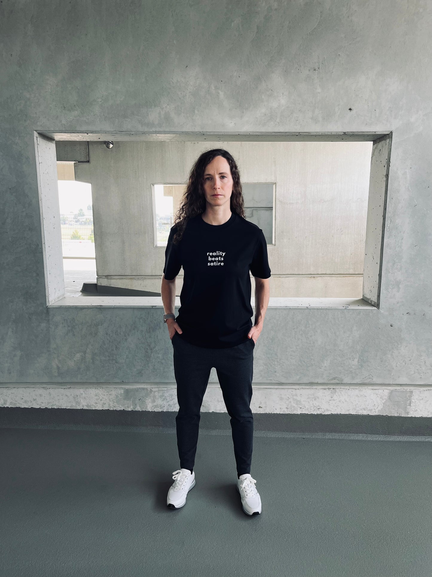 Ausgefallenes schwarzes T-Shirt | Statement Clothing | reality beats satire