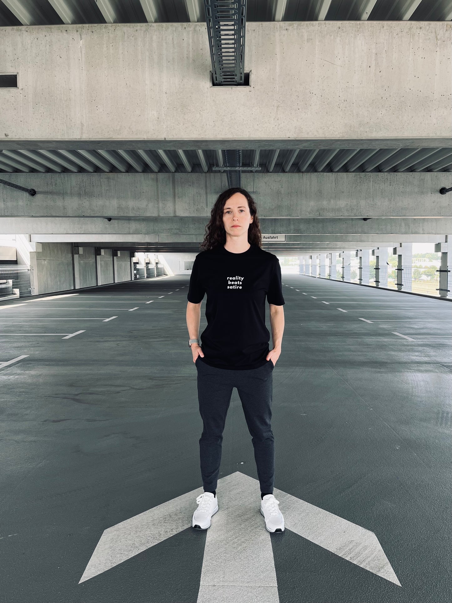 Ausgefallenes schwarzes T-Shirt | Statement Clothing | reality beats satire