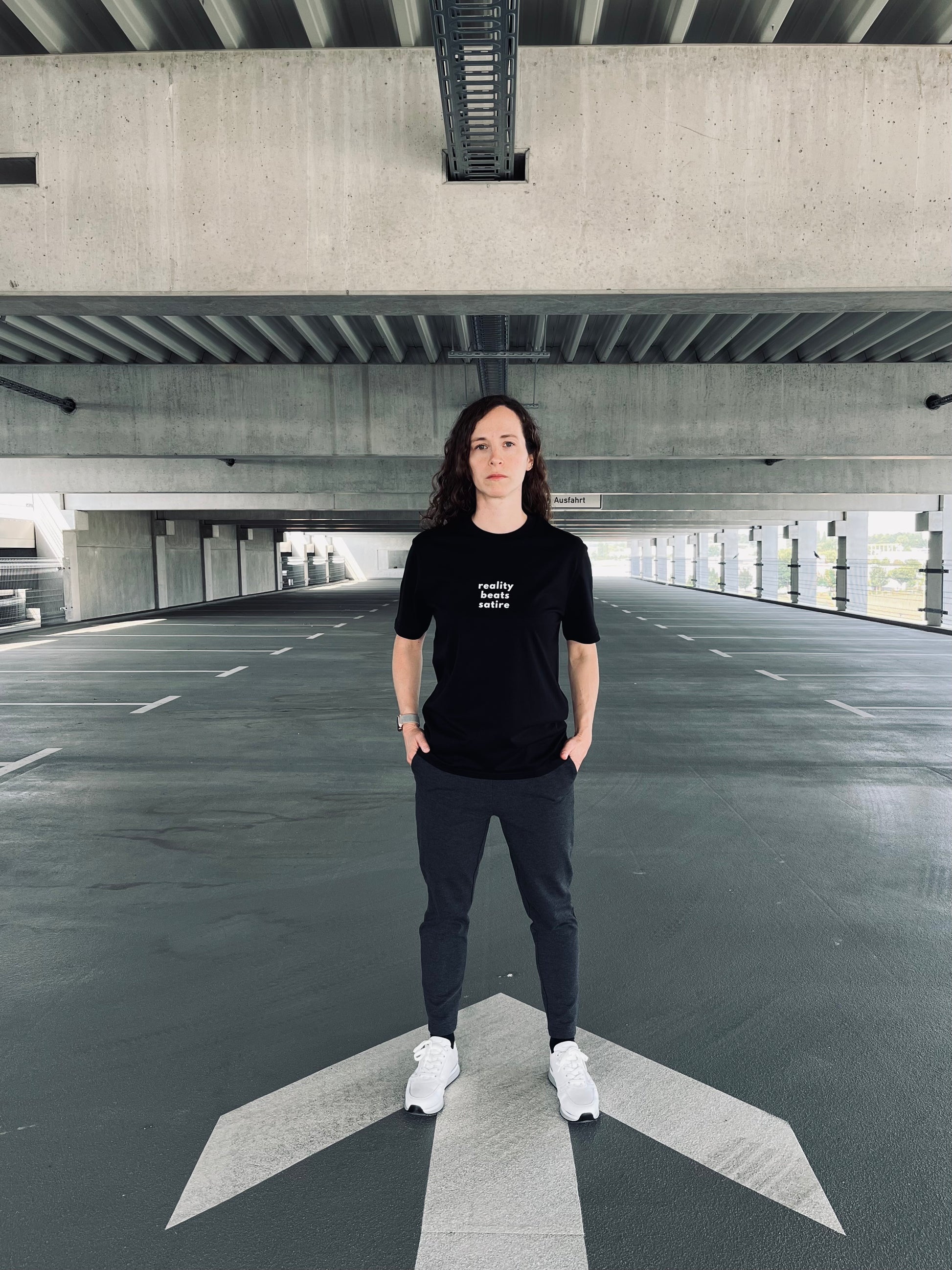 Ausgefallenes schwarzes T-Shirt | Statement Clothing | reality beats satire