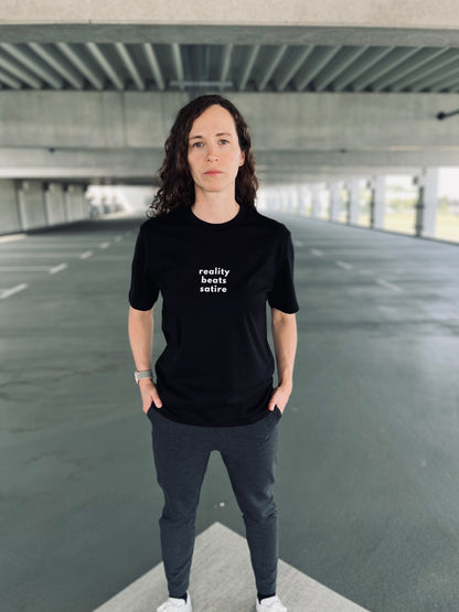 Ausgefallenes schwarzes T-Shirt | Statement Clothing | reality beats satire