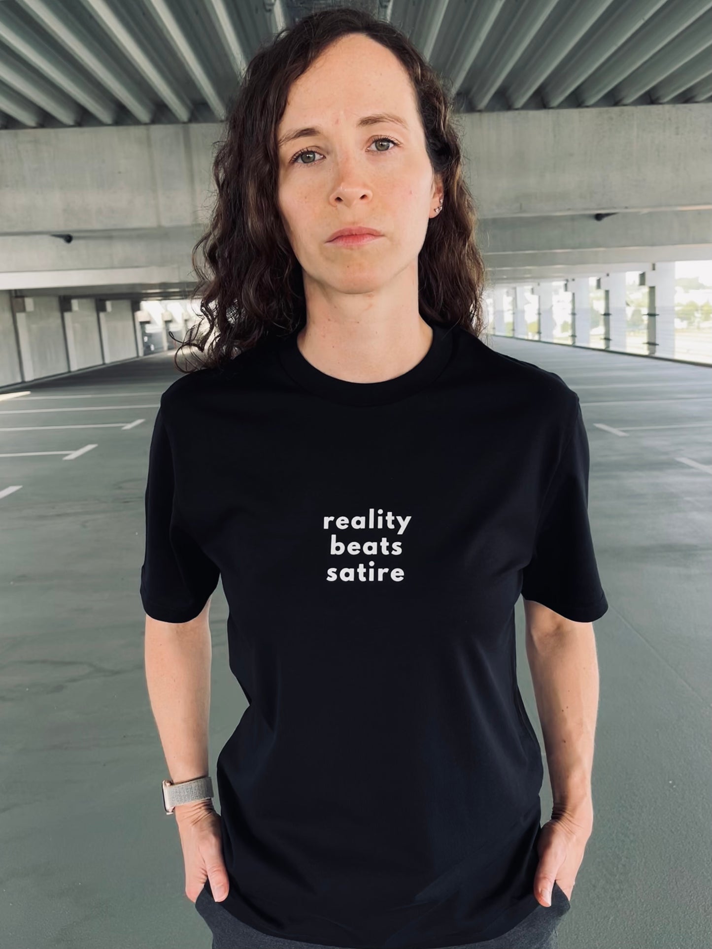 Ausgefallenes schwarzes T-Shirt | Statement Clothing | reality beats satire