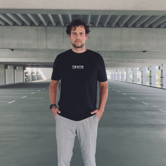 Ausgefallenes schwarzes T-Shirt | Statement Clothing | Truth over Trend