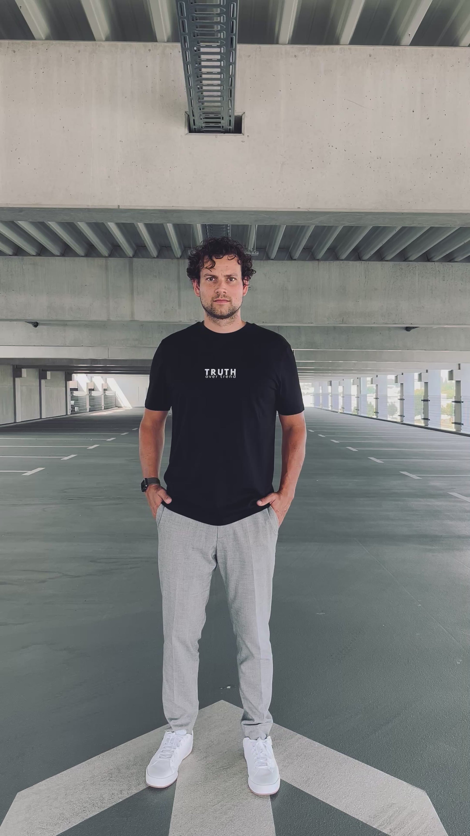 Ausgefallenes schwarzes T-Shirt | Statement Clothing | Truth over Trend