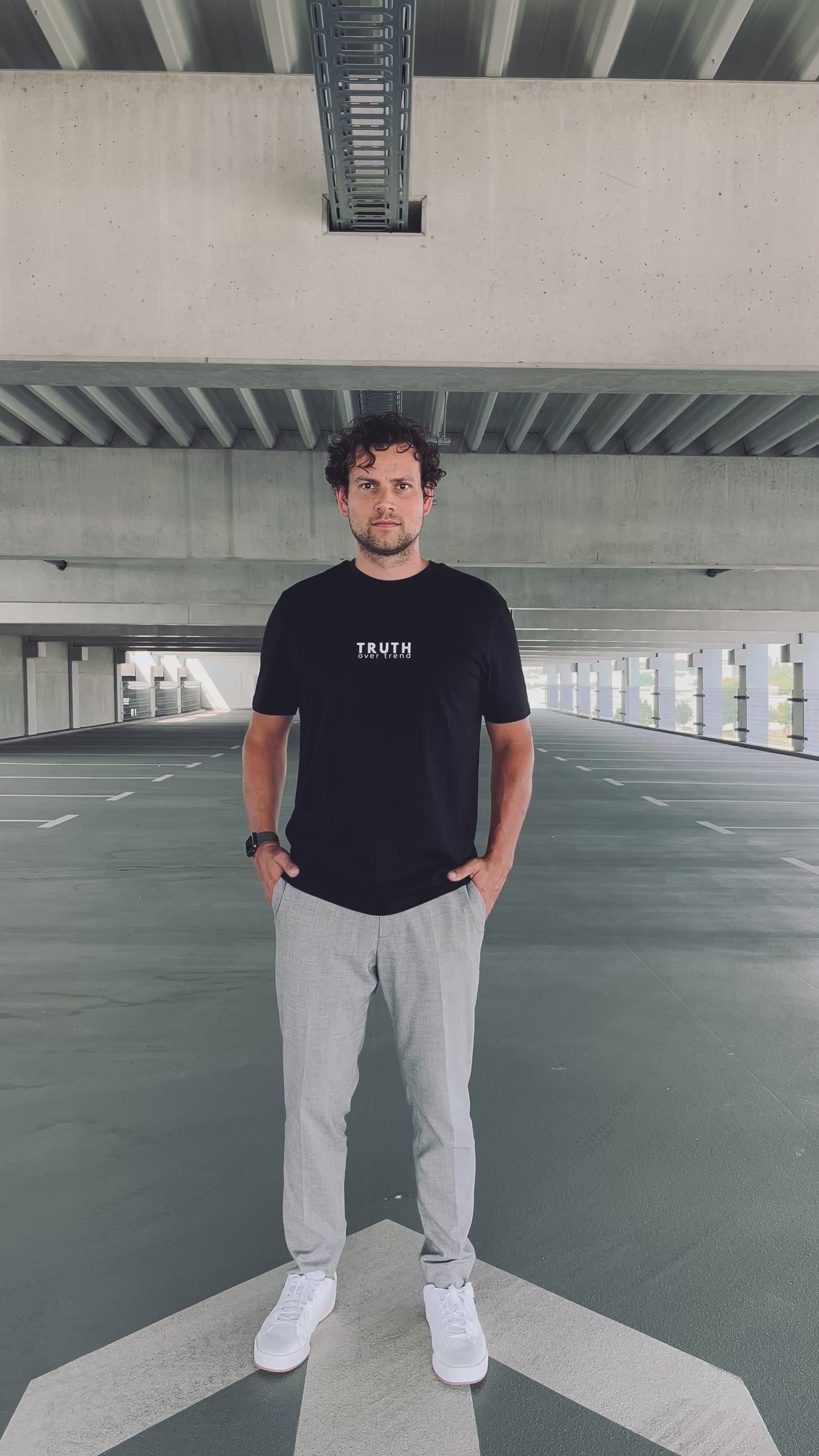 Ausgefallenes schwarzes T-Shirt | Statement Clothing | Truth over Trend