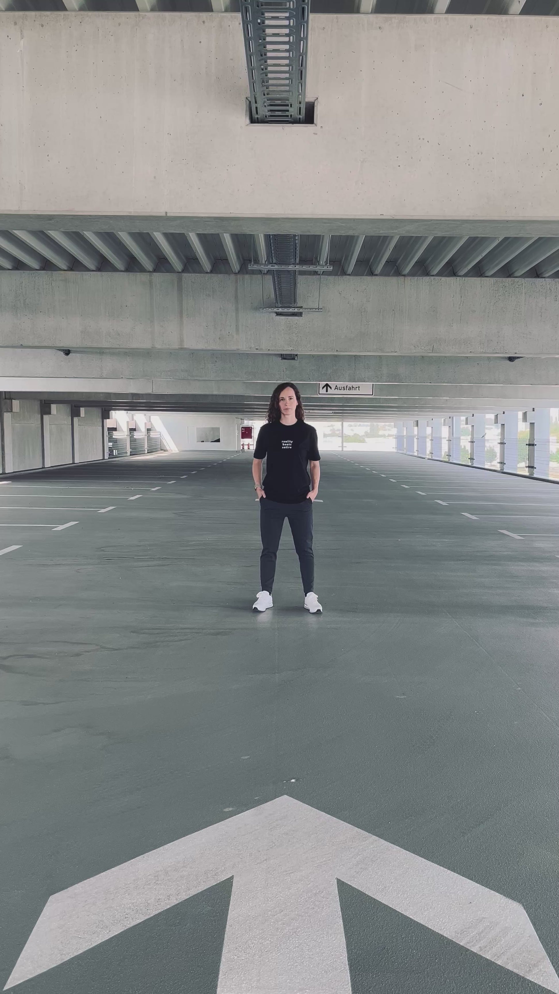 Ausgefallenes schwarzes T-Shirt | Statement Clothing | reality beats satire